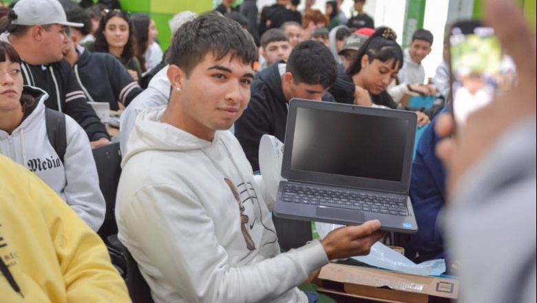 Inclusión al palo: entregaron notebooks a 600 estudiantxs secundarios de Ensenada