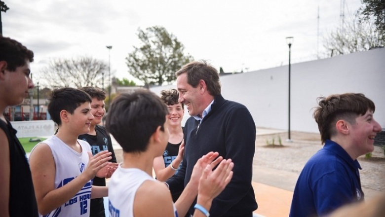 A jugar que viene el tiempo lindo: Garro inauguró canchas de básquet, fútbol-tenis y juegos en espacios púbicos de La Plata