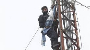 Tensión y angustia por un policía que amenaza con arrojarse desde una torre