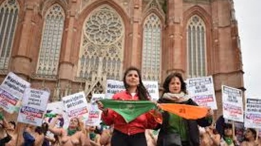 Denuncian penalmente a la agencia Nova por sus burlas insultantes a participantes del Encuentro de Mujeres