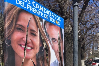 Un clásico de cada elección: empezó la rotura de carteles y Escudero es la primera víctima