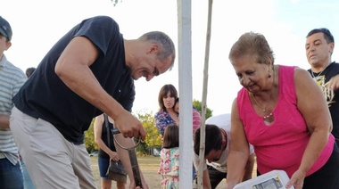 Interna peronista: Escudero plantó árboles en Villa Elvira y habló de "una nueva ciudad"