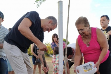Interna peronista: Escudero plantó árboles en Villa Elvira y habló de "una nueva ciudad"