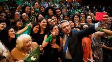 "Hoy somos una sociedad mejor que amplía derechos a las mujeres y garantiza la salud pública", dijo el presidente Beto