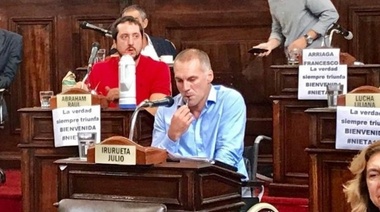 Escracharon a un concejal macrista por no poner el cartel de salutación a la Nieta 129. "No necesito poner un cartel para demostrar mi alegría"