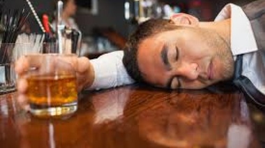 Media sanción a la ley que desde el 1° de diciembre al 31 de marzo permite comprar alcohol hasta las 23