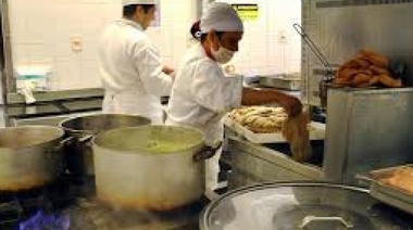Subiendo la cuesta: 4.000 beneficiarios de planes sociales se reconvertirán como trabajadores gastronómicos