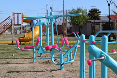 Ensenada: instalan máquinas para hacer ejercicios en la Plaza Malvinas del Barrio Federal