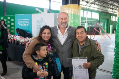 "Mi escritura, mi casa": Secco encabezó el acto de entrega a 587 familias de Ensenada
