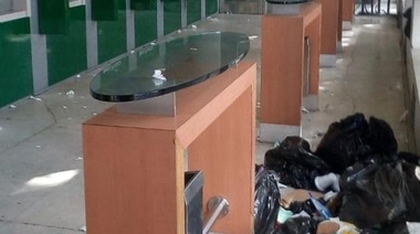 Cajeros del Bapro en el centro platense: postales de miseria, inseguridad y desidia