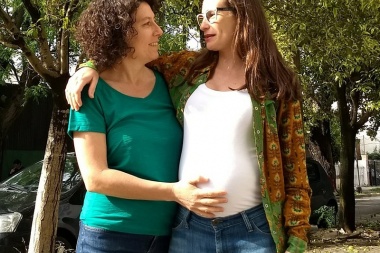 Flor de debate con pareja del mismo sexo: las dos reclaman licencia por maternidad