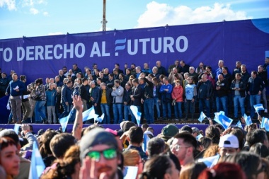 Unidad para resistir y volver: ante una enfervorizada multitud, Kicillof presentó Derecho al Futuro