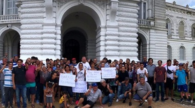 Despedidos y reprimidos de 2016 volvieron a hacerse oir frente a la municipalidad