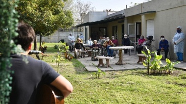Una que sepamos todos: la Muni platense lleva música en vivo a hogares de adultos mayores