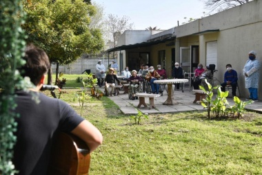 Una que sepamos todos: la Muni platense lleva música en vivo a hogares de adultos mayores