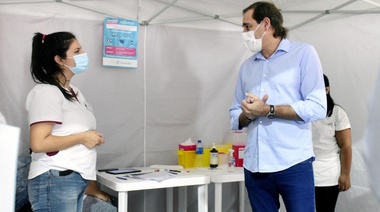 Sin Grieta: empezó la vacunación en el Polideportivo de Los Hornos