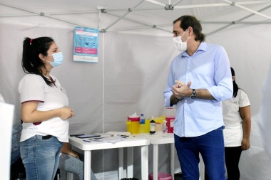 Sin Grieta: empezó la vacunación en el Polideportivo de Los Hornos