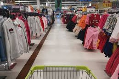 En las tiendas piden ley pareja si es que Carrefour y otros Hiper pueden venden ropa y zapatos