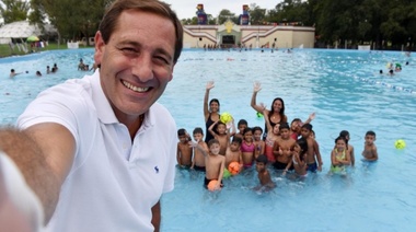 Metete, Julio: Garro visitó la colonia de la Repu, hubo selfies y fulbito