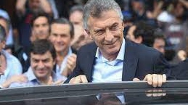Sacado: Macri le arrebató el micrófono a un periodista de C5N, lo pateó y se lo tiró al agua