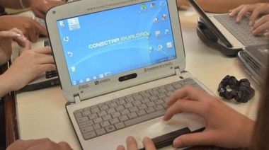Empiezan a entregar a pibes y pibas del Conurbano las notebooks que encontraron encanutadas