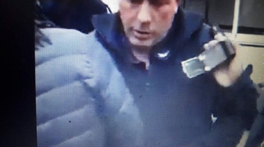 La ligó un periodista: brutal desalojo policial a la mujer que se encadenó en el municipio