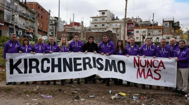 Hacen cola para reírse en las redes: descubrieron que Milei posa en puntitas de pié para parecer más alto