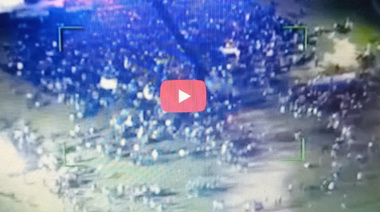 Entre piedrazos, insultos, un periodista herido, patota encapuchada y defensa de su hermana, Milei cerró campaña en una canchita pelada