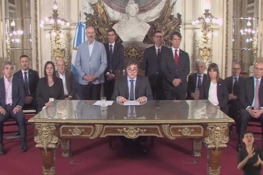Con la tuya, contribuyente: Milei viaja al funeral del Papa con una comitiva Doble XL