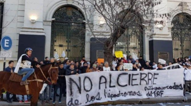 Veinte mil trabajadores platenses en vilo ante el avance de la Ley del Turf