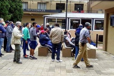 Ahora los corre el Bicho: a diez días de la vuelta de las carreras, trabajadores denuncian contagios en el Hipódromo de La Plata