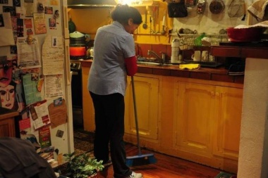 Las señoras que hacen la limpieza doméstica recibirán 10% de aumento salarial