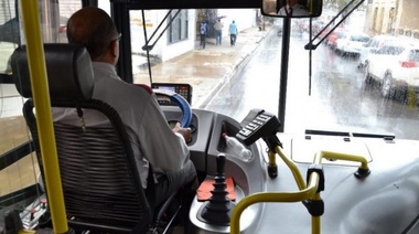 Aprobaron una ordenanza que obliga a los colectiveros a ser solidarios cuando llueve