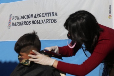 Peluqueros y peluqueras van a los barrios populares a cortar gratis: cortate el pelo, cabezón