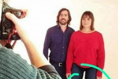 Petiso y machirulo: hicieron agachar a Romina del Pla para que en la foto no quede más alta que Del Caño