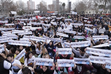 Con mates, chicanas por "ayuda externa" y críticas, Axel y Alak llenaron la Plaza Malvinas