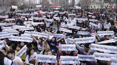 Con mates, chicanas por "ayuda externa" y críticas, Axel y Alak llenaron la Plaza Malvinas