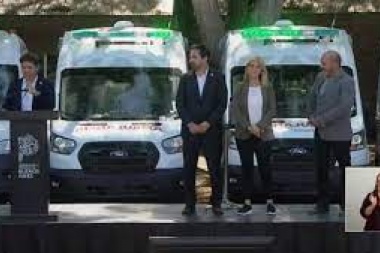 Kicillof entregó ambulancias en el Zonal de El Dique: "el hospital público es el que siempre está"