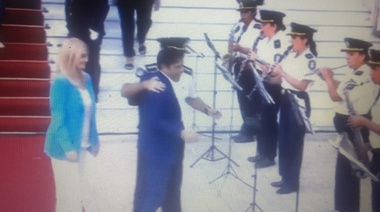 La Banda de Policía recibió a Kicillof con música de Los Redondos y hubo pogo en las redes