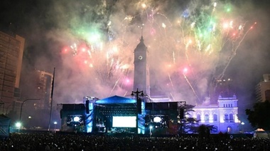 Bandas grosas, música, color, fuegos artificiales: La Plata celebró su cumple 142 con una fiesta como las de antes