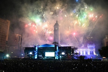 Bandas grosas, música, color, fuegos artificiales: La Plata celebró su cumple 142 con una fiesta como las de antes