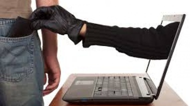 Una mujer dejó en llamas a un ciber ladrón: lo dejó hablar y hablar hasta que le sacó la careta