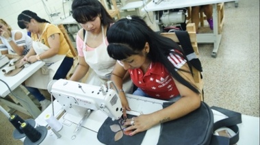 Así, hay esperanza: internas de la cárcel de Los Hornos aprenden a fabricar carteras