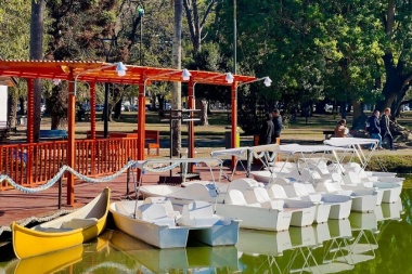 A pedalear: el lago de Parque Saavedra ya tiene muelle y botecitos