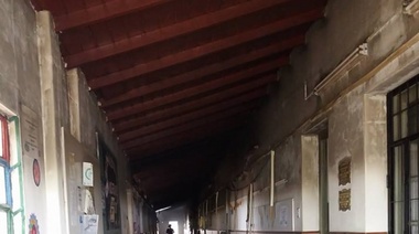 Un golpe al corazón: incendiaron la Escuela 23 de Villa Elvira que quedó casi destruída