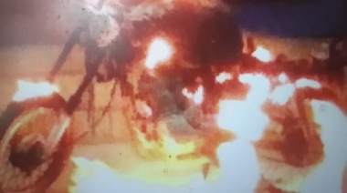"Mía o de nadie": prendió fuego la moto antes que se la secuestrasen los municipales