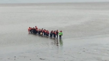 Lo contás y no te lo creen: el barco los dejó de a pié por falta de agua en el río