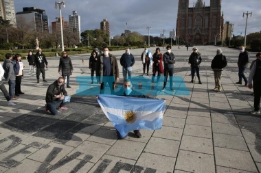 En Plaza Moreno se juntaron 21 "vecinos y comerciantes" a pedir que los dejen contagiarse y contagiar