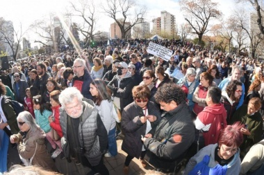 Con presencia de históricos del peronismo platense, una multitud se expresó en La Plata contra la persecución a Cristina