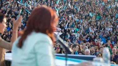 Ante una multitud Cristina zamarreó a Milei y pidió no discutir pelotudeces: Alak reclamó que Kicillof lidere al peronismo